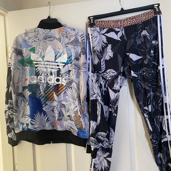 Multi color Adidas sports set light weight - Picture 2 of 4